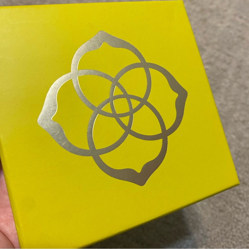 New in Box {Kendra Scott} Boxed Mini Elisa Gold-Tone Pendant Necklace - Picture 12 of 14